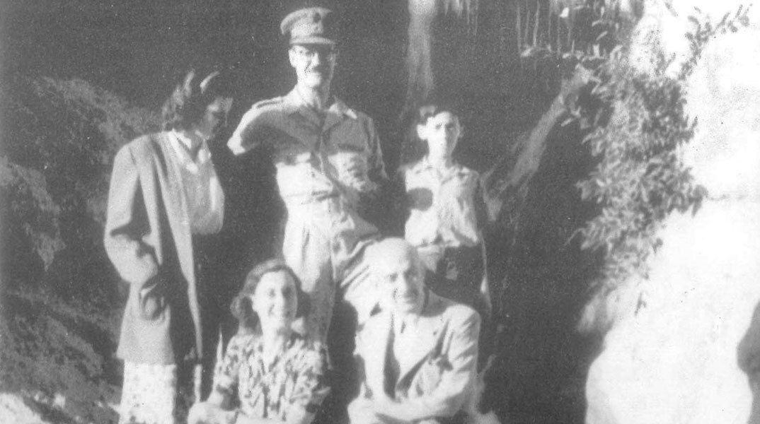 Λίβανος 1944 - Όρθιοι: Λένα, Αριστείδης (Τίτης) Τσαουσόπουλος, Χρήστος. Καθιστοί: Έλζα, Μήτσος