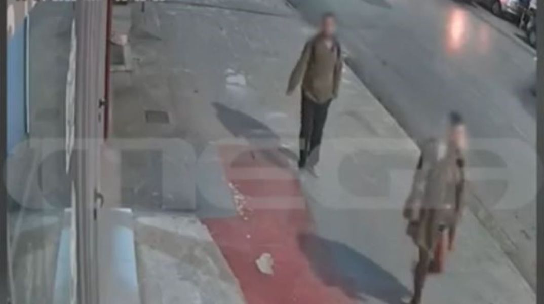 Άνδρας ακολουθεί και παρενοχλεί γυναίκα στον Πειραιά - Ερευνάται εάν είναι ο «δράκος» του Αλίμου