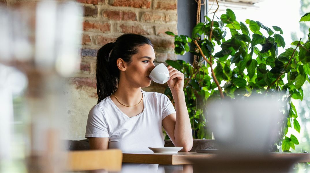 Νέα έρευνα υποδηλώνει ότι η μέτρια κατανάλωση καφέ μπορεί να επιβραδύνει τη βιολογική γήρανση, προστατεύοντας τα τελομερή του DNA.