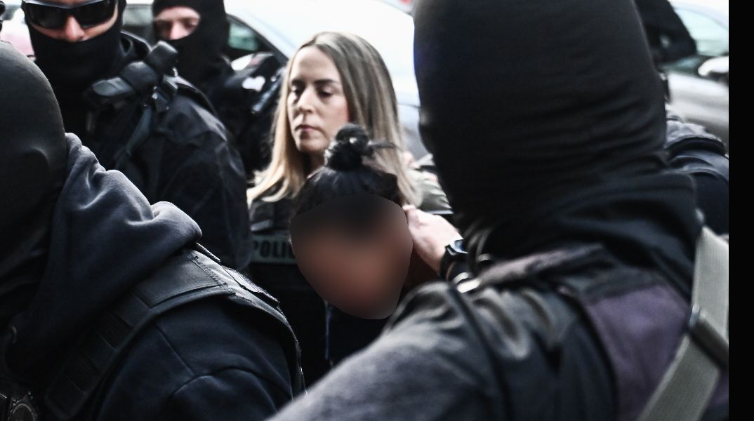 Ανατροπή: Η νύφη-δολοφόνος της Σαλαμίνας δεν αποδέχεται τη δολοφονία -Λέει ότι δεν θυμάται τίποτα