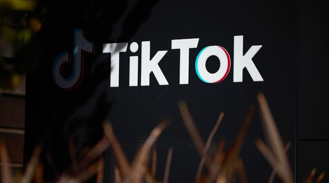 Βρετανία: Νεαρός υπέστη σοβαρή εγκεφαλική βλάβη από επικίνδυνο trend του TikTok - Ο φίλος του καταδικάστηκε με ποινή φυλάκισης με αναστολή.