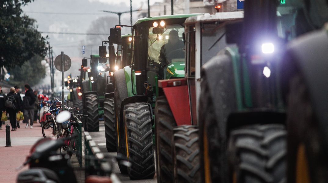 «Ζεσταίνουν» τις μηχανές των τρακτέρ οι αγρότες - Ξεκινούν από αύριο τα πρώτα μπλόκα