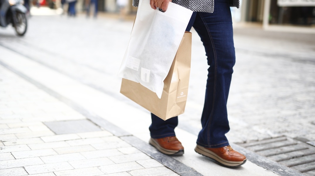 Άτομο με τσάντες αγορών στο χέρι του