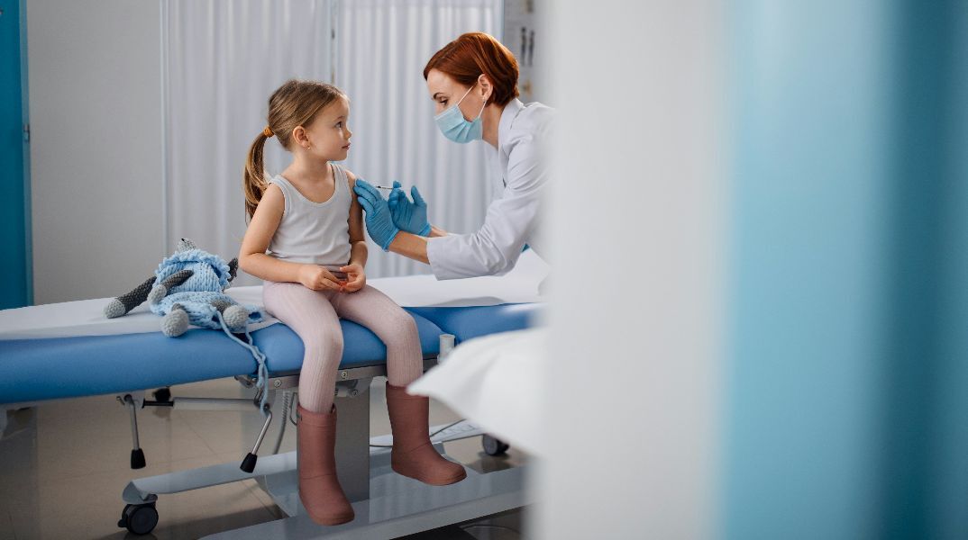 Επίτροπος FDA: Υπήρξαν όπως φαίνεται, 10 θάνατοι παιδιών από εμβόλια κατά της COVID