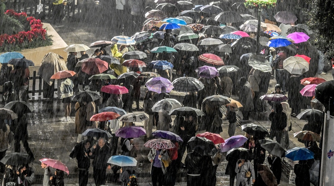 Πολίτες με ομπρέλες στο Σύνταγμα