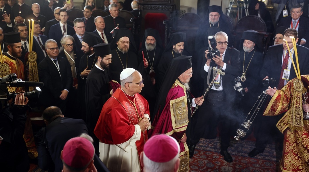 Ο Οικουμενικός Πατριάρχης υποδέχεται στο Φανάρι τον Πάπα Λέοντα ΙΔ’ - Σε εξέλιξη η ιστορική συνάντηση