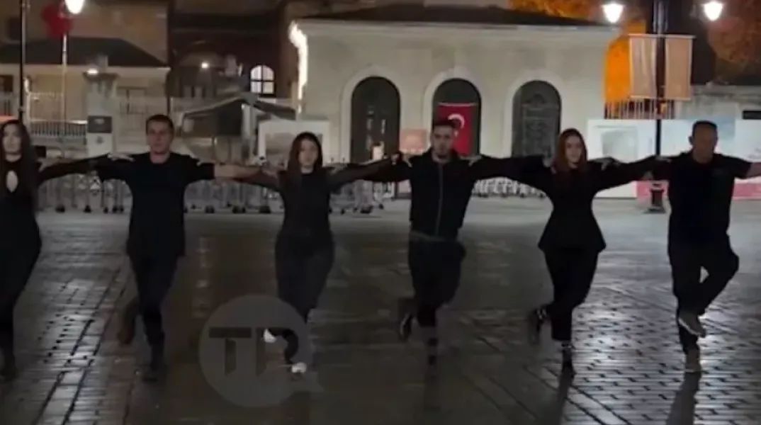 Έλληνες χόρεψαν συρτάκι μπροστά στην Αγία Σοφία