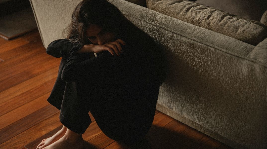 Κολωνός: Πατέρας έδερνε συστηματικά την ανάπηρη κόρη του - «Βοήθεια, σκοτώνουν το παιδί μου»