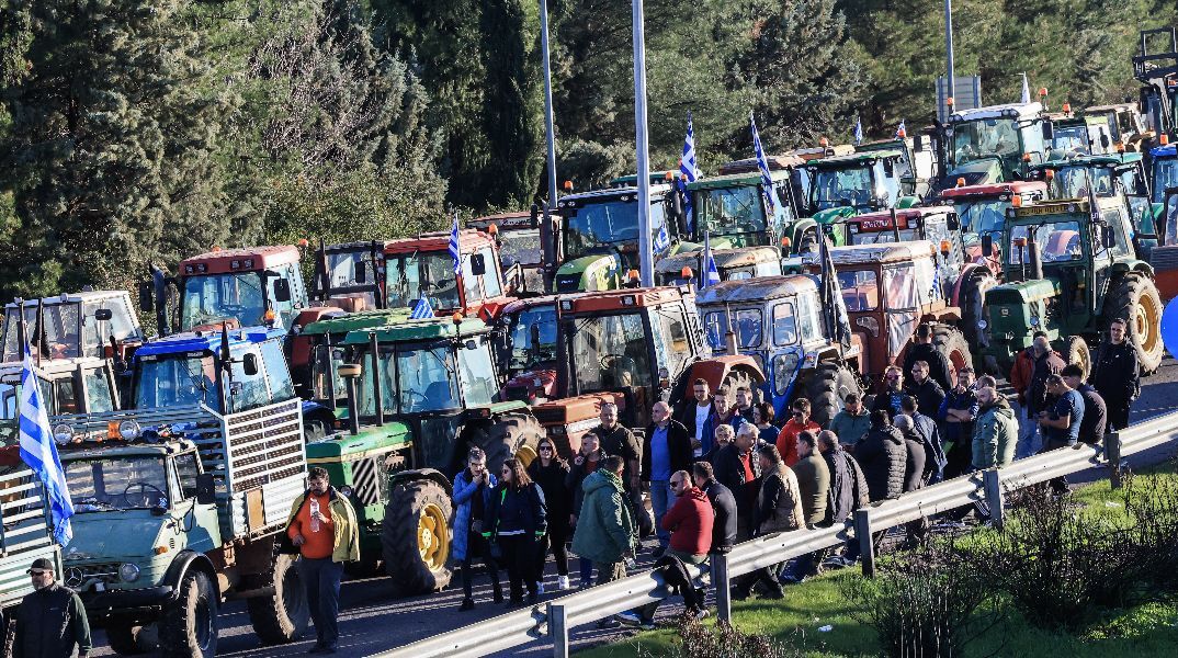 Αγροτικές κινητοποιήσεις: Κλειστή η Εθνική Οδός Αθηνών-Θεσσαλονίκης στη Νίκαια Λάρισας
