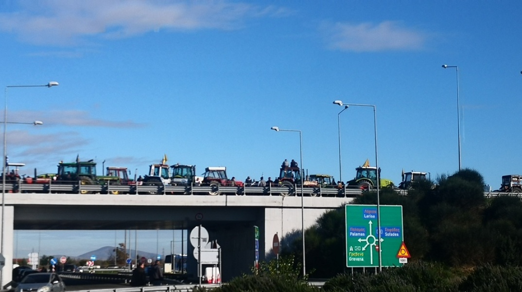 Ένταση μεταξύ αγροτών και αστυνομικών στον Ε65 στην Καρδίτσα