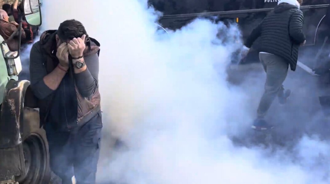  Ένταση και χημικά σε Πλατύκαμπο και Νίκαια στη Λάρισα - Στήνουν μπλόκα οι αγρότες