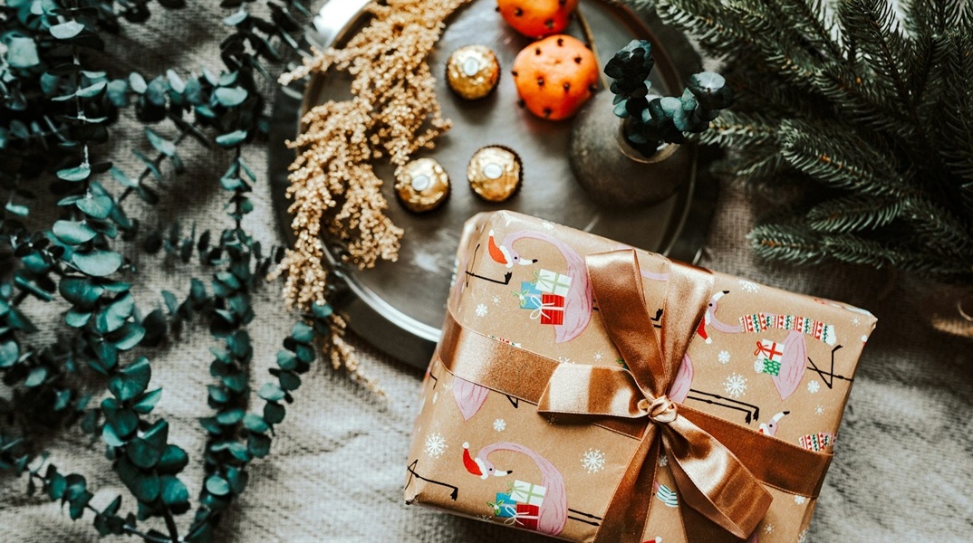 Πακέτο με χριστουγεννιάτικο περιτύλιγμα