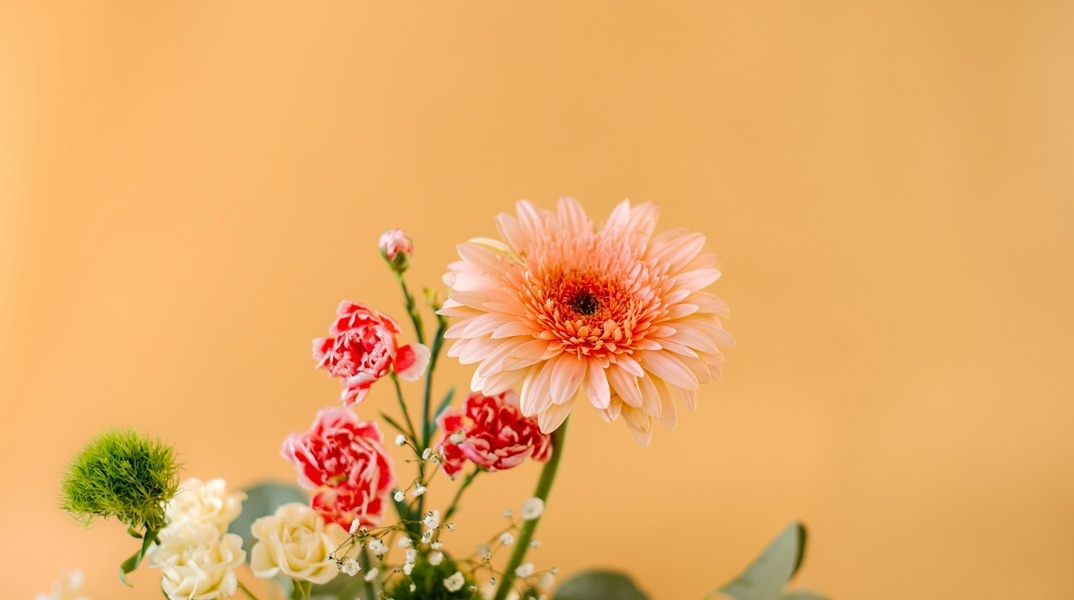 Λίγα λουλούδια για τους εορτάζοντες