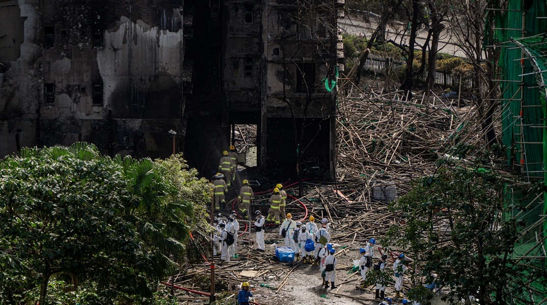 Πυροσβέστες στον έναν ουρανοξύστη