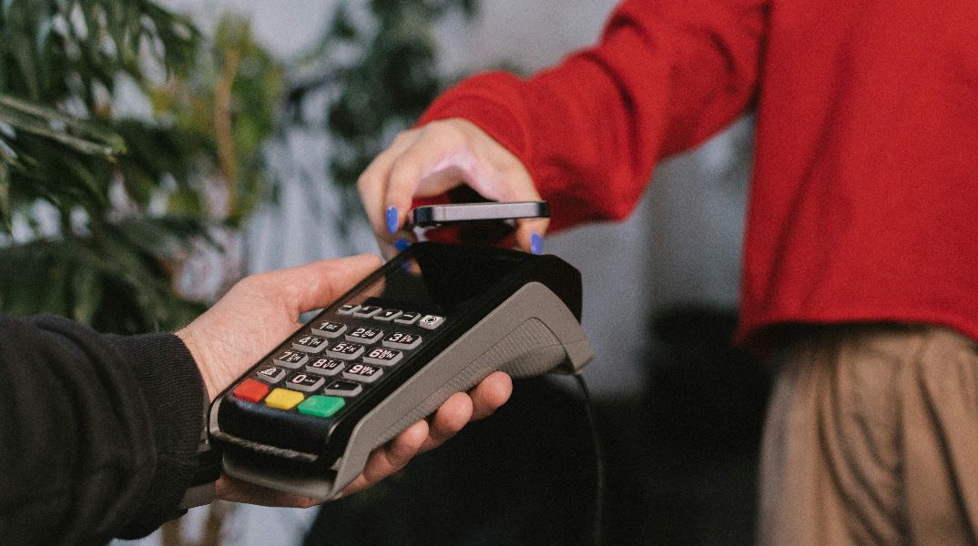 Από 1η Δεκεμβρίου IRIS παντού: Τι αλλάζει σε καταστήματα και e‑shops 