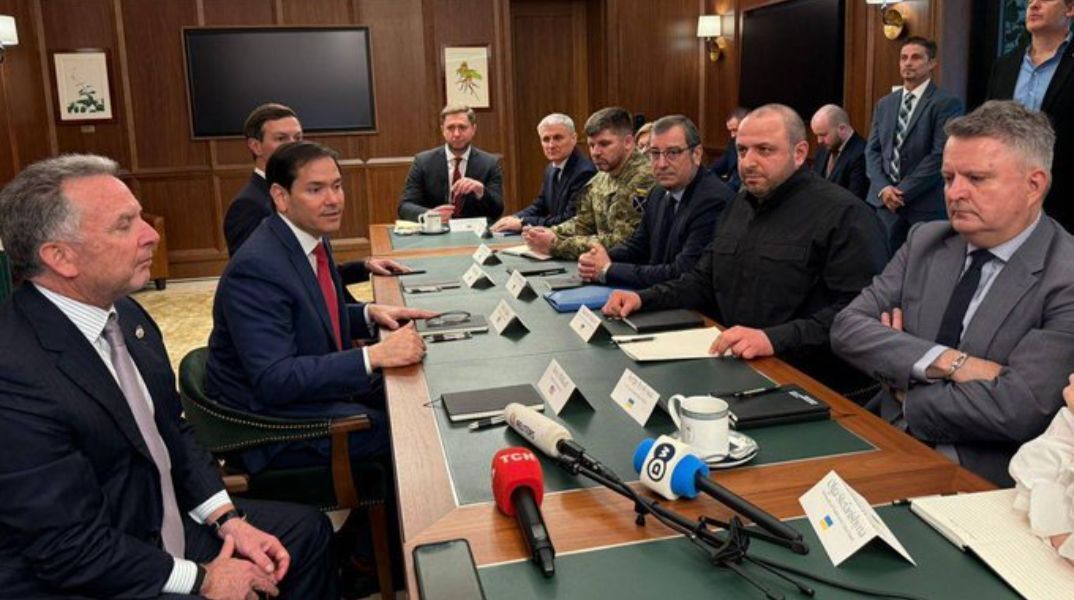 Σε εξέλιξη οι κρίσιμες συνομιλίες ΗΠΑ-Ουκρανίας στη Φλόριντα - Η Ουάσινγκτον πιέζει το Κίεβο για το εδαφικό