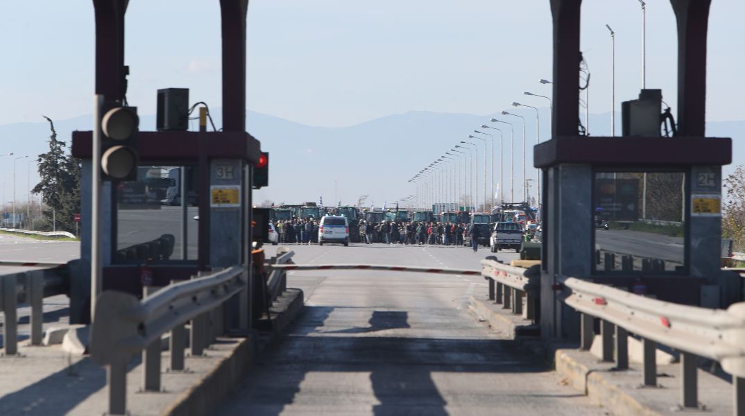 Οι αγρότες στα διόδια των Μαλγάρων άνοιξαν το ρεύμα προς Θεσσαλονίκη, ενώ το ρεύμα προς Αθήνα παραμένει κλειστό - Ο αποκλεισμός ξεκίνησε αιφνιδιαστικά.