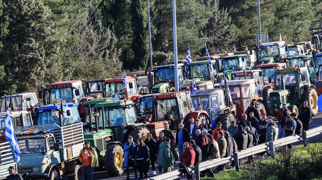Αγρότες στα τρακτέρ τους