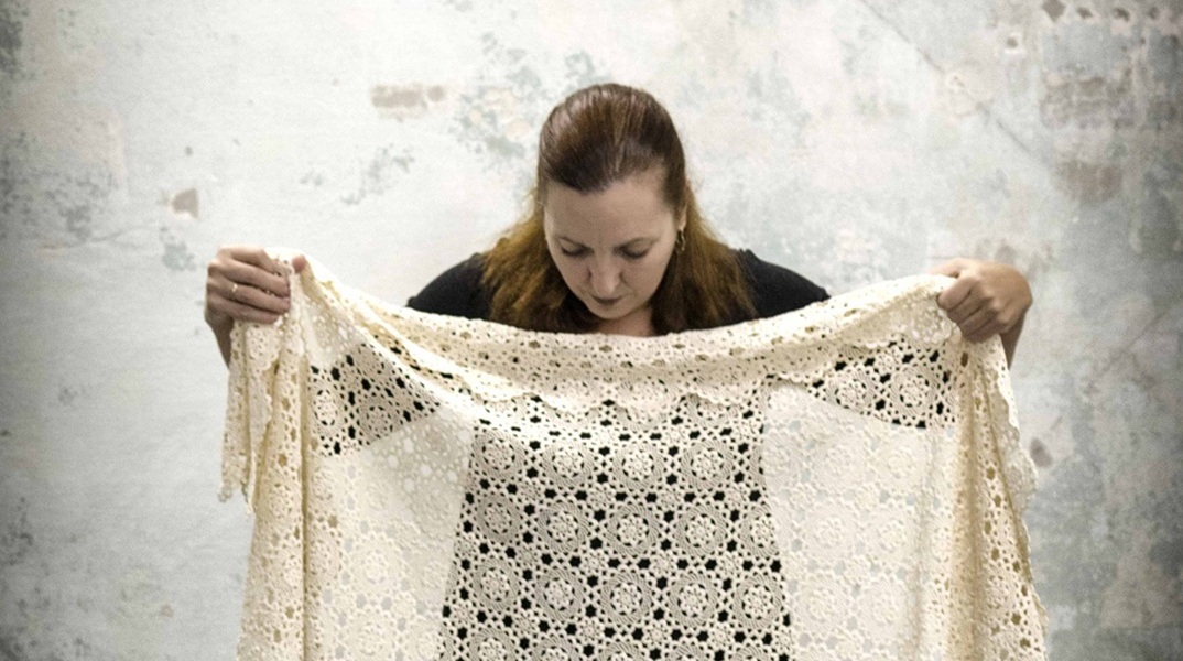 anazitwntas_thn_eleni_skhnh_wmega