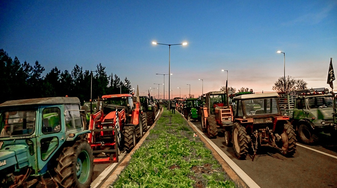 Τρακτέρ αγροτών στο μπλόκο της Λάρισας