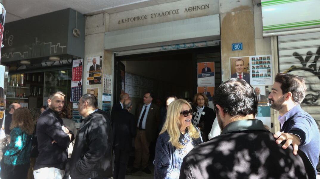 Δικηγόροι έξω από τα γραφεία του Δικηγορικού Συλλόγου Αθηνών, κατά τη διάρκεια της διαδικασίας του πρώτου γύρου των εκλογών