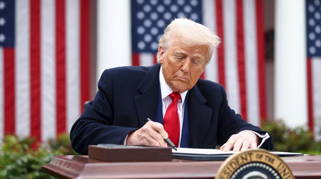 Ο Ντόναλντ Τραμπ δημοσίευσε 160 φορές στο Truth Social μέσα σε 4 ώρες, απαντώντας σε ερωτήματα για την αντοχή του - Επίθεση σε αντιπάλους, θεωρίες συνωμοσίας.