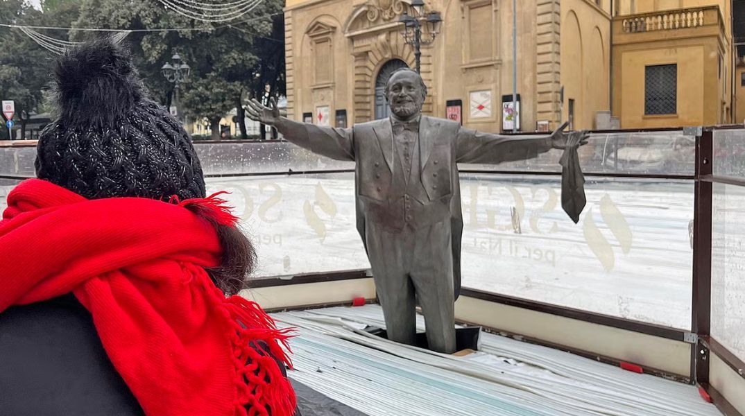 Άγαλμα του Λουτσιάνο Παβαρότι στην πόλη Πεζάρο της Ιταλίας τοποθετήθηκε στη μέση παγοδρομίου, προκαλώντας την οργή της χήρας του - Ο δήμαρχος ζήτησε συγγνώμη.