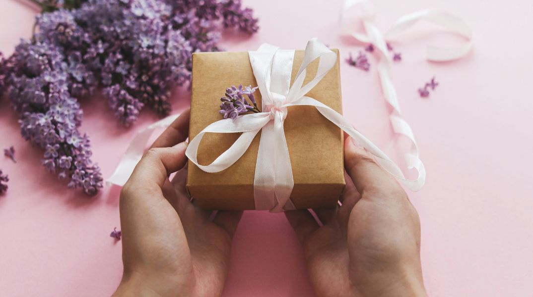 Ποιοι γιορτάζουν σήμερα 8 Δεκεμβρίου 2025; Το εορτολόγιο της Athens Voice σου τους θυμίζει. Μην ξεχάσεις να τους δώσεις τις καλύτερες ευχές σου!