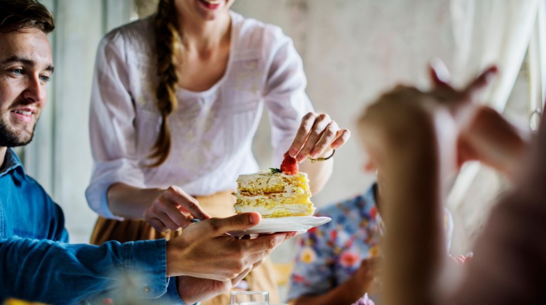 Ποιοι γιορτάζουν σήμερα 7 Δεκεμβρίου 2025; Το εορτολόγιο της Athens Voice σου τους θυμίζει. Μην ξεχάσεις να τους δώσεις τις καλύτερες ευχές σου!