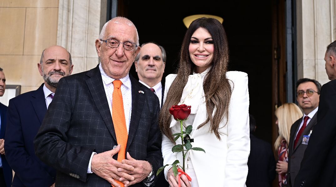 Συνάντηση Κακλαμάνη - Γκιλφόιλ: Το κόκκινο τριαντάφυλλο, το μεταξωτό φουλάρι και η γραβάτα με τσολιαδάκια για τον γιο της