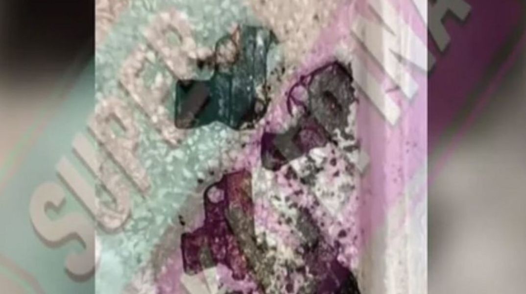 Υδραυλικός πήγε να ξεβουλώσει την αποχέτευση στο κρατητήριο του ΑΤ Κυψέλης και βρήκε 9 όπλα