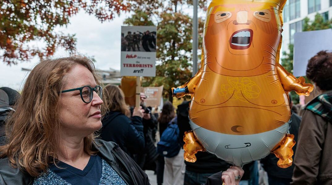 Διαδηλωτές κρατούν μπαλόνι Τράμπ έξω από την Αμερικανική πρεσβεία στο Λονδίνο