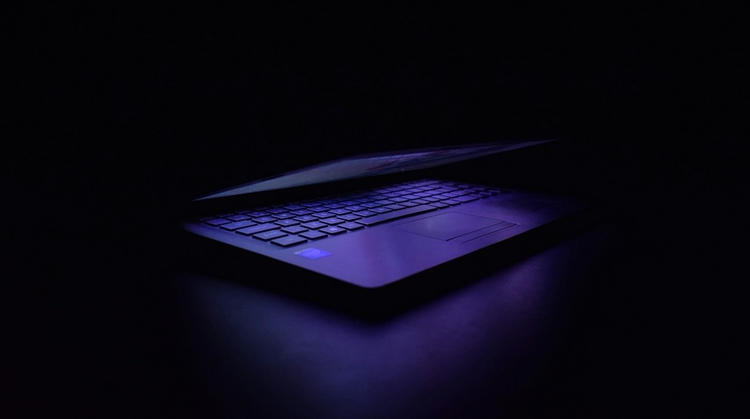 Λάπτοο μισάνοιχτο