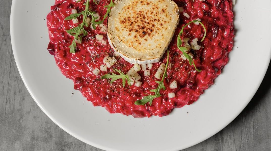 Ριζότο παντζαριού με καραμελωμένο κατσικίσιο τυρί και αχλάδι