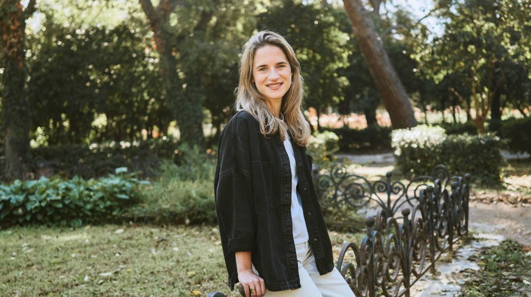 Σίλια Χάρισον: Από το Λονδίνο σε όλο τον κόσμο και από εκεί στην Αθήνα