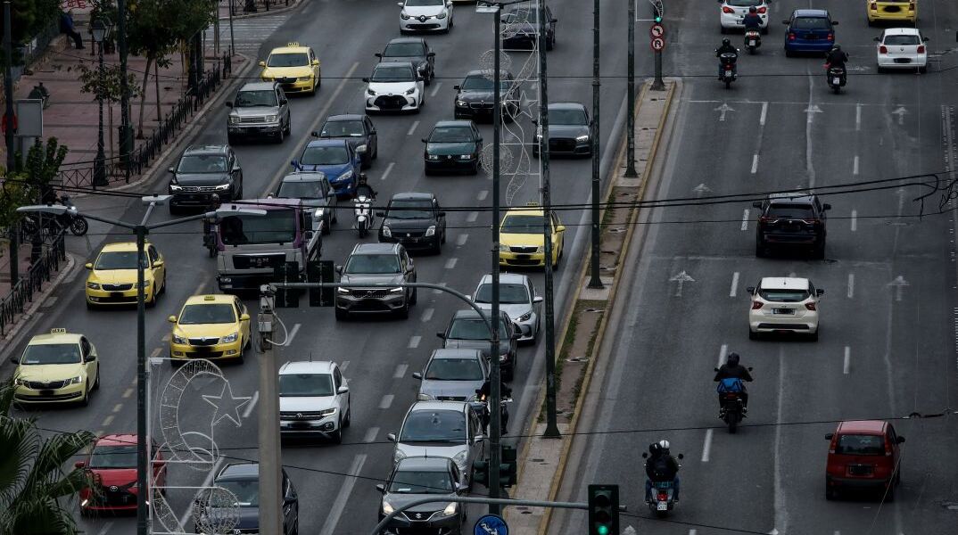 Αυτοκίνητα σε κίνηση στους δρόμους της Αθήνας