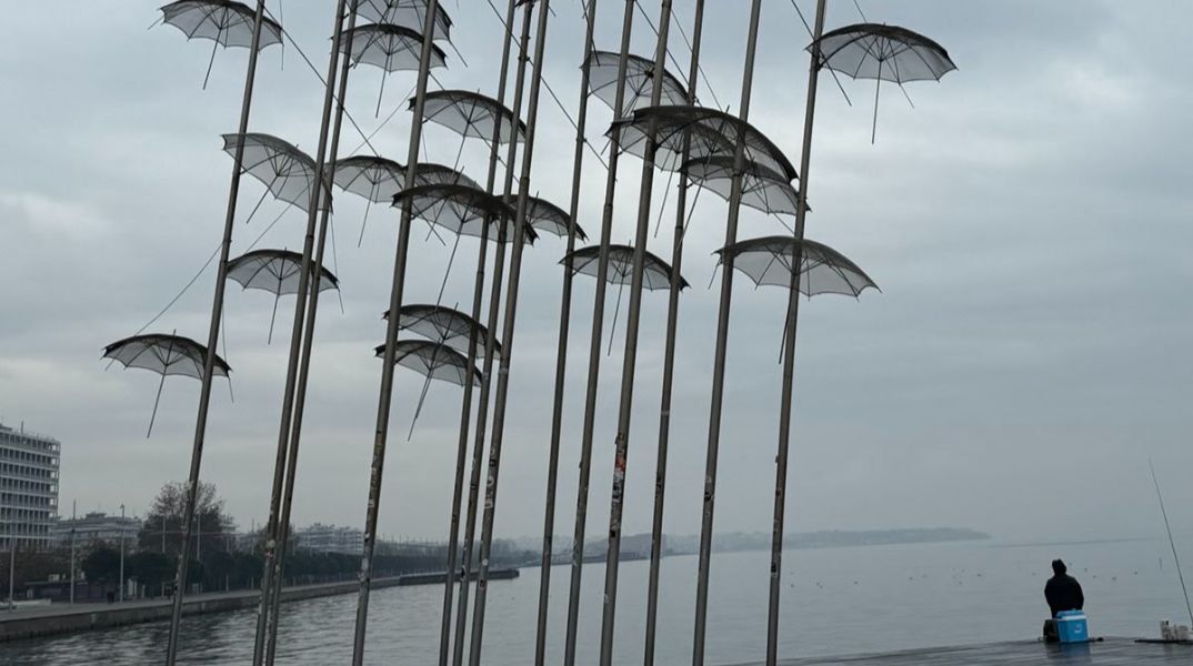 Θεσσαλονίκη: Επέστρεψαν οι ομπρέλες του Ζογγολόπουλου στη Νέα Παραλία