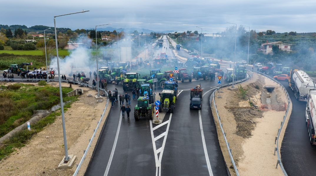 Κλιμακώνονται οι κινητοποιήσεις των αγροτών: Χιλιάδες τρακτέρ σε τελωνεία και οδικούς άξονες - Τα σημεία αποκλεισμού σε όλη την Ελλάδα