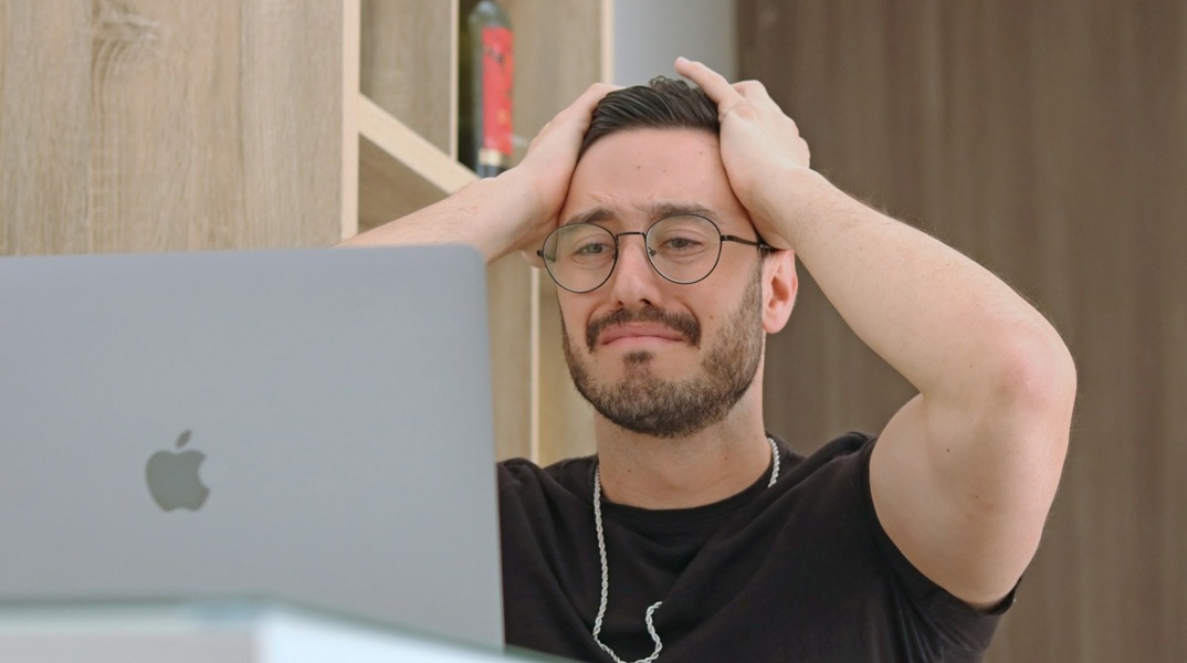 Άτομο που κοιτά με θλίψη και οργή οθόνη λάπτοπ