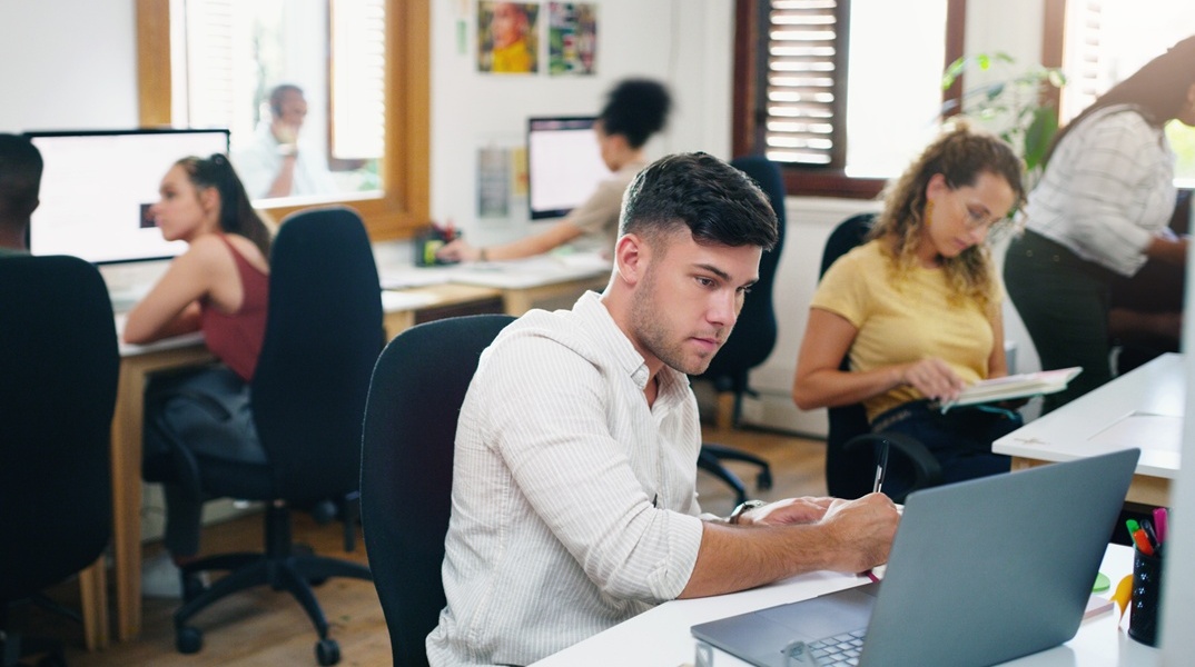 Νέοι σε κοινό χώρο εργασίας