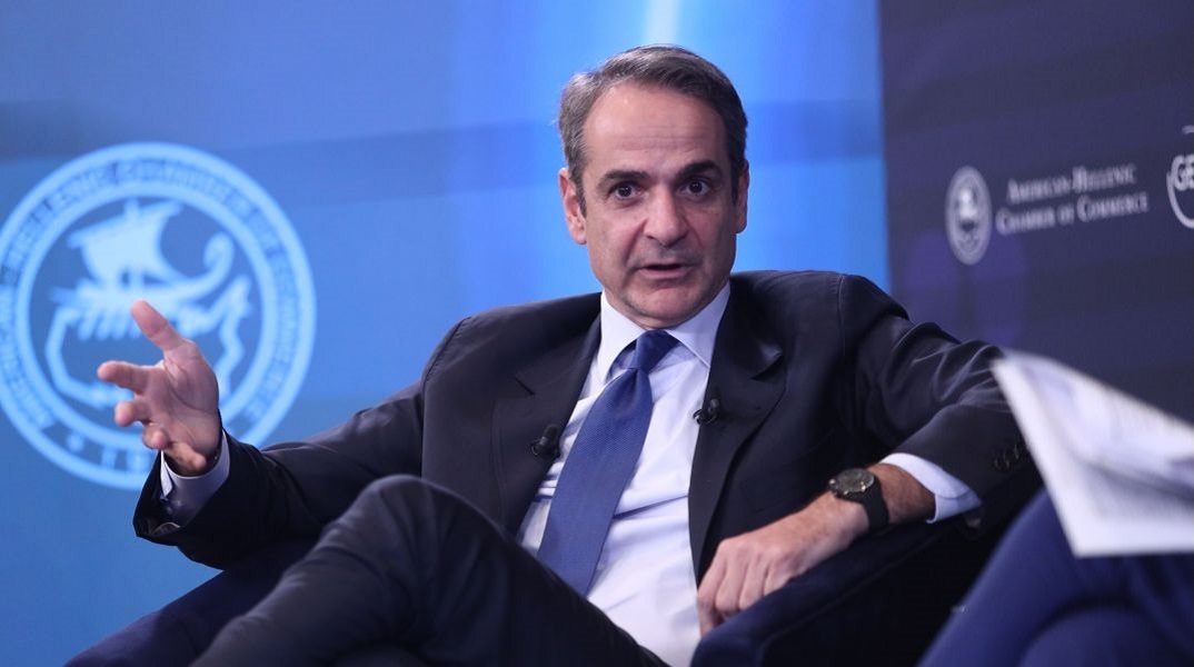 Γιατί χαίρεται ο Μητσοτάκης και χαμογελάει, πατέρα; 