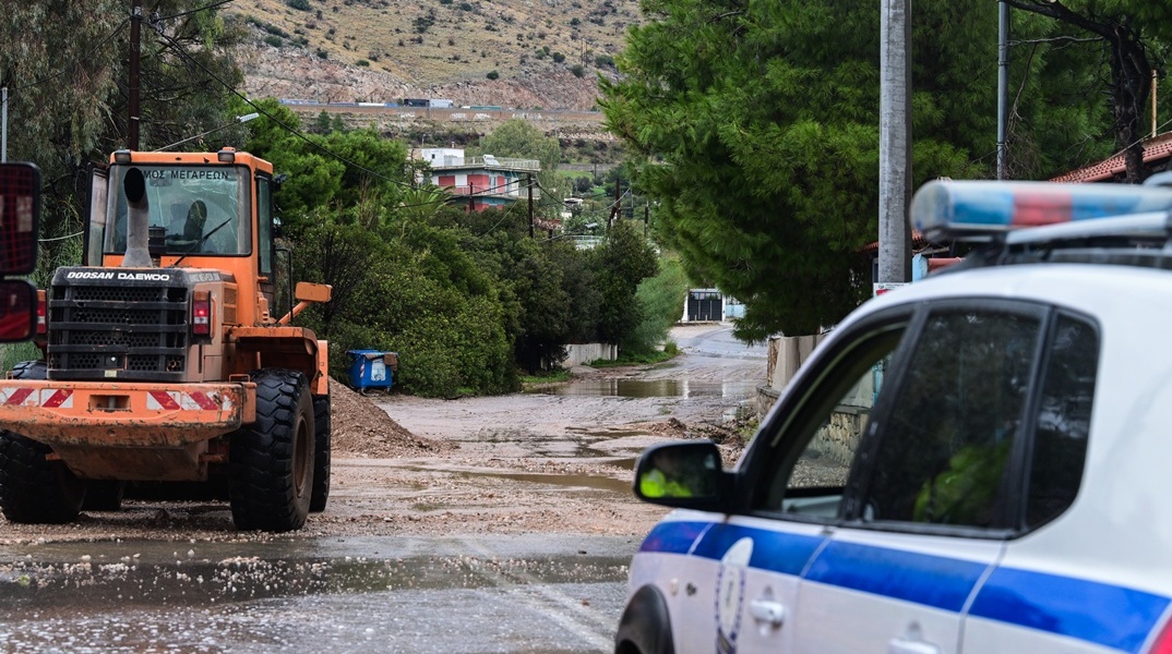 Μπουλντόζα και περιπολικό στη Νέα Πέραμο