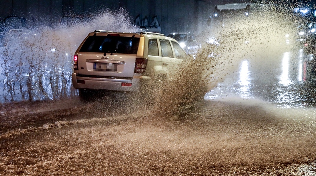 Αυτοκίνητο σε πλημμυρισμένο δρόμο