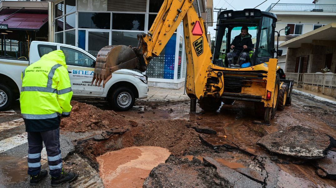 Κακοκαιρία Byron: Έσπασε αγωγός ύδρευσης στη Μάνδρα - Έκτακτη διακοπή νερού στην κεντρική αγορά - Συνεργεία στον δρόμο για αποκατάσταση.