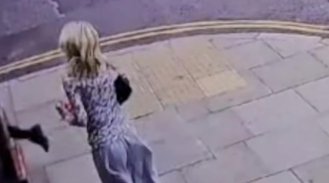 H Έμμα του τρέχει κυνηγώντας τον κλέφτη του κινητού της