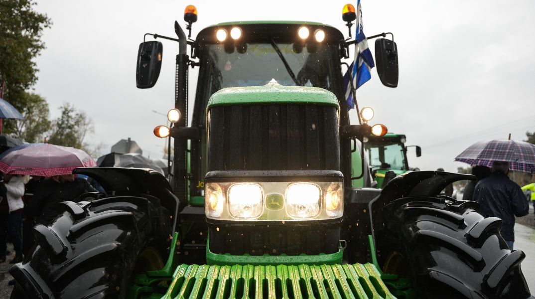 Αγρότες: Ενισχύουν τα μπλόκα σε εθνικές οδούς και τελωνεία - Επεισόδια στη Θεσσαλονίκη και νέες κινητοποιήσεις σε Θεσσαλία, Στερεά και Αχαΐα.