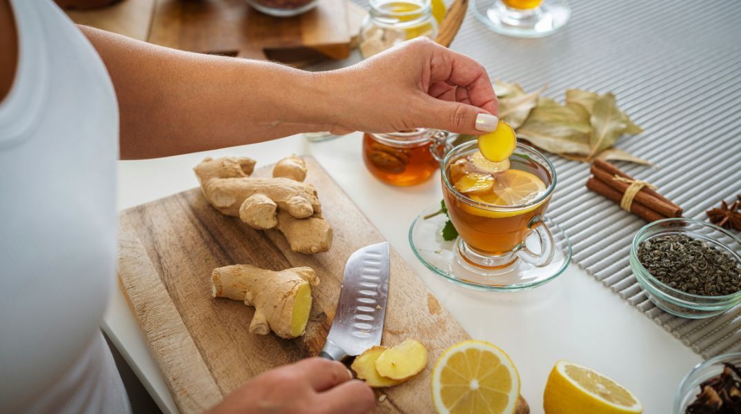 Το τζίντζερ μειώνει ναυτία, φλεγμονές και πόνο, ενώ ενισχύει καρδιά, διαβήτη και εγκέφαλο - Η επιστήμη επιβεβαιώνει τη θεραπευτική του δύναμη.