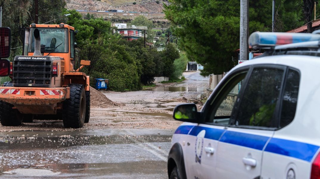 Η κακοκαιρία Byron προκαλεί πλημμύρες και διακοπές κυκλοφορίας σε Πιερία, Χαλκιδική και Ημαθία - Σήμανση και οδηγίες αποφυγής επικίνδυνων σημείων.