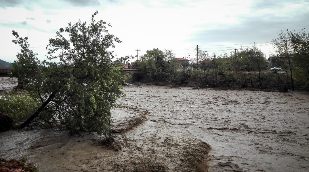 Κακοκαιρία Byron: Η Πολιτική Προστασία έστειλε μήνυμα στους κατοίκους του οικισμού Υπέρεια να απομακρυνθούν προς τα Φάρσαλα, καθώς ο ποταμός Ενιπέας υπερχείλισε