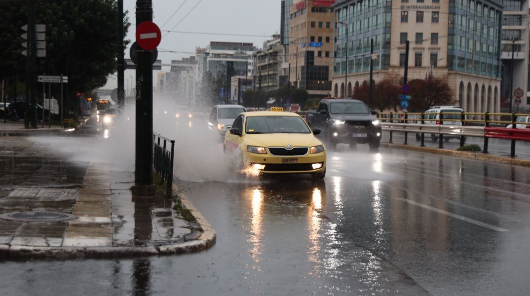 Meteo: Πάνω από 260 χιλιοστά βροχής στη Βλυχάδα Αττικής, 278 στο Νεοχώρι Χαλκιδικής - Ο χάρτης δείχνει υψηλές καταγραφές σε δεκάδες σταθμούς.